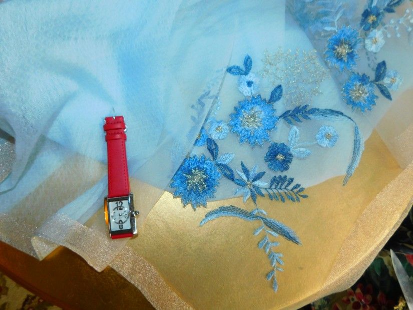 Esarfa noua lina extrafina cu matase naturala, ceas nou cadou, broderie la ambele capete