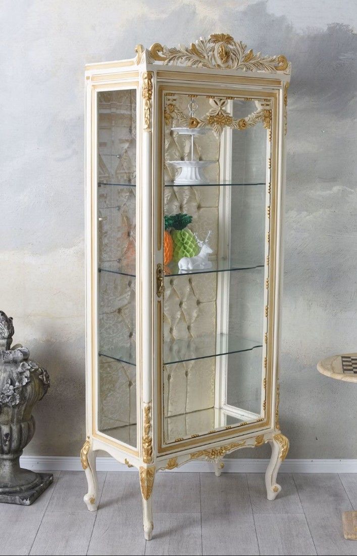 Vitrina baroc din lemn masiv alb cu decoratiuni din alama