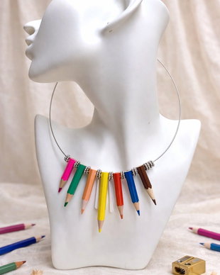 Colier creioane colorate si accesorii argintii 01296