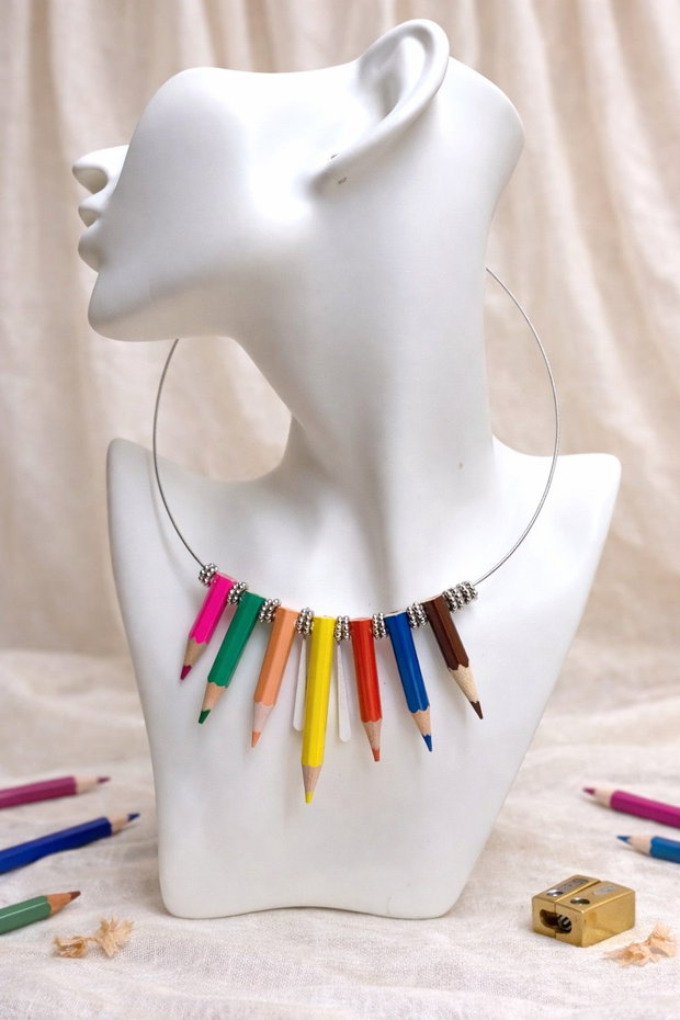 Colier creioane colorate si accesorii argintii 01296