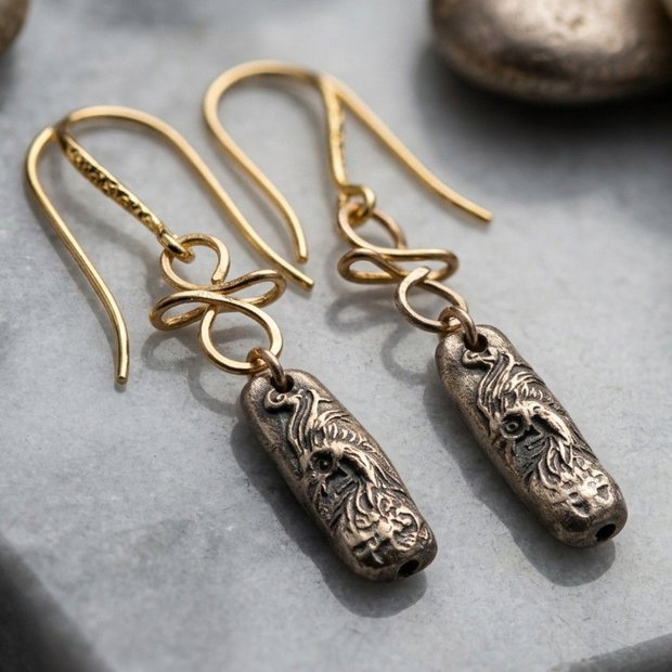Cercei unicat din bronz, in forma de bagheta, cu un cap de phoenix cu ochi de zirconiu galben