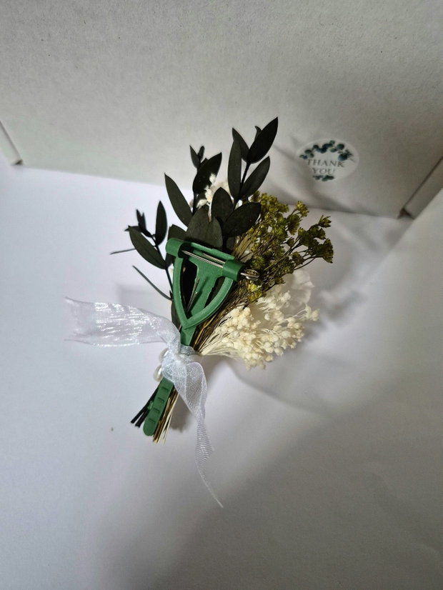 Set 2 Cocarde Mire / Naș , Flori de pus în piept Nuntă cu Trandafir mare criogenat și flori naturale uscate și stabilizate , Alb Verde