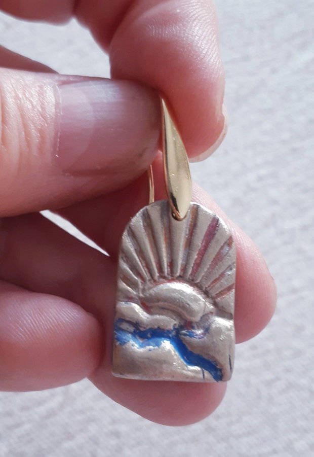 Cercei unicat de bronz, atarnatori, asimetrici, in forma de ferestre spre un rasarit de luna si un rasarit de soare