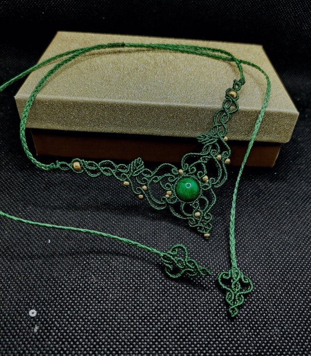 Colier delicat micromacrame cu jad verde