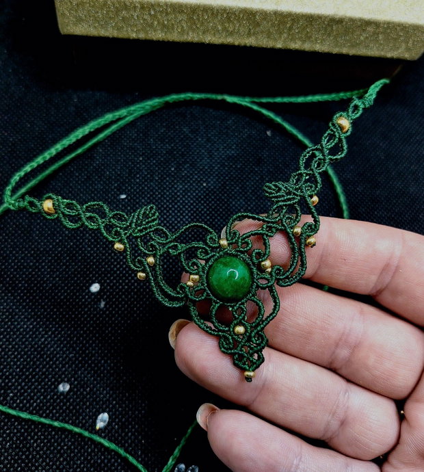 Colier delicat micromacrame cu jad verde