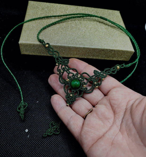 Colier delicat micromacrame cu jad verde