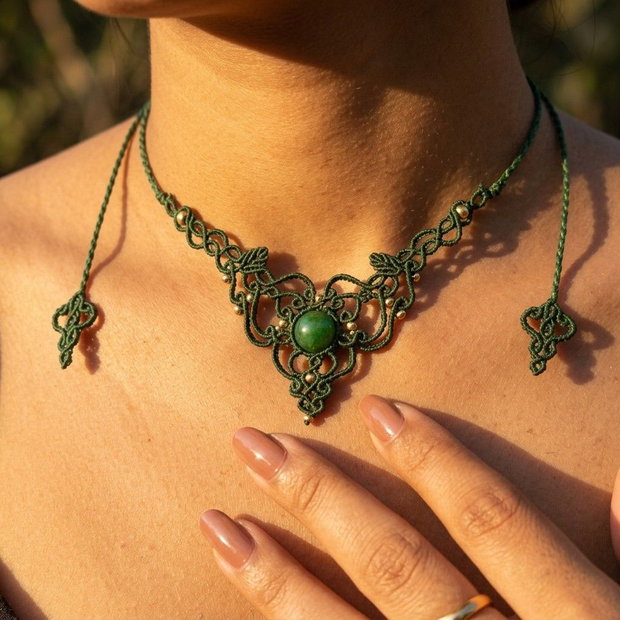 Colier delicat micromacrame cu jad verde