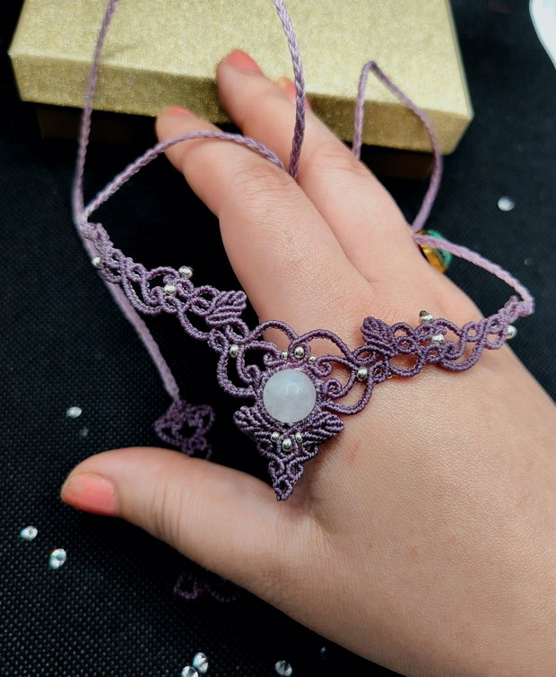Colier delicat lilac micromacrame cu piatra lunii