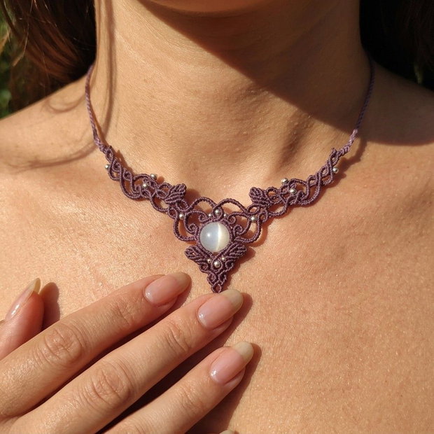 Colier delicat lilac micromacrame cu piatra lunii