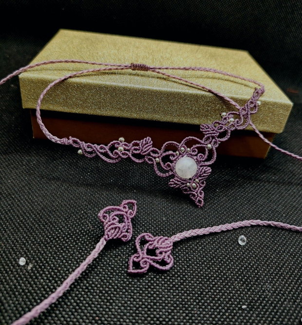 Colier delicat lilac micromacrame cu piatra lunii