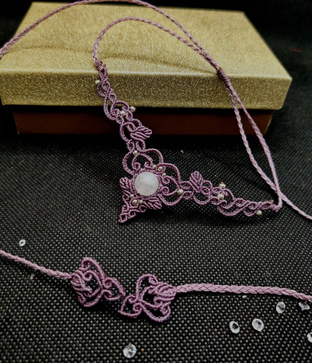 Colier delicat lilac micromacrame cu piatra lunii