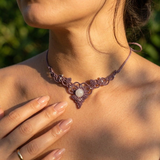 Colier delicat lilac micromacrame cu piatra lunii