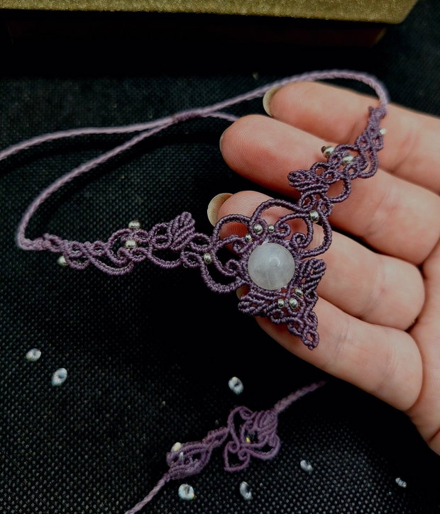 Colier delicat lilac micromacrame cu piatra lunii