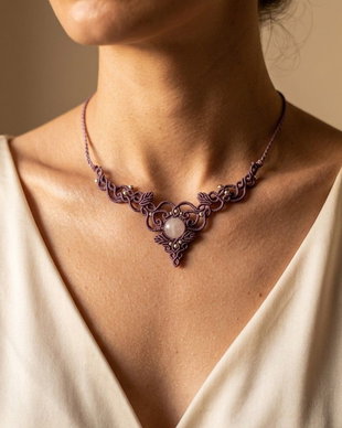 Colier delicat lilac micromacrame cu piatra lunii
