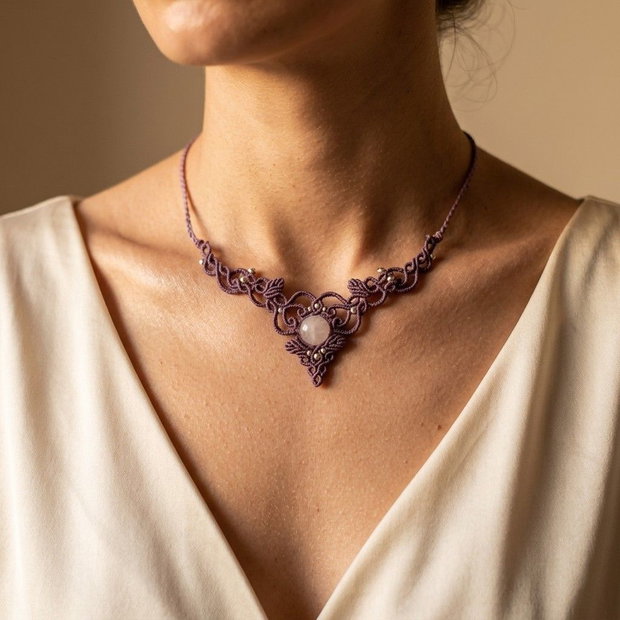 Colier delicat lilac micromacrame cu piatra lunii