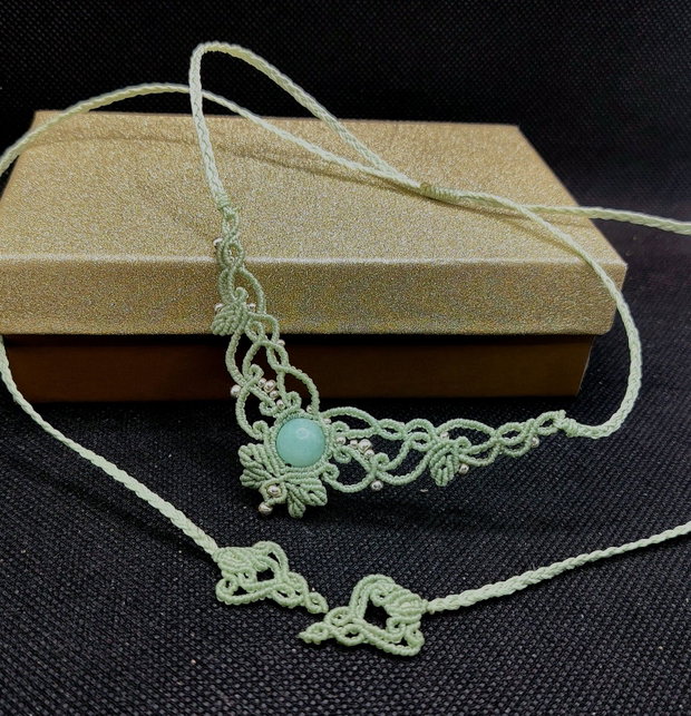 Colier delicat frunze micromacrame cu jad