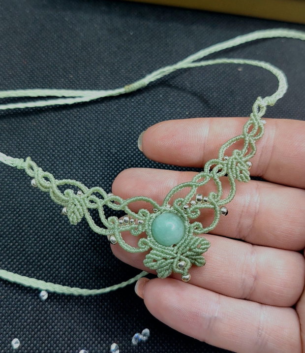 Colier delicat frunze micromacrame cu jad