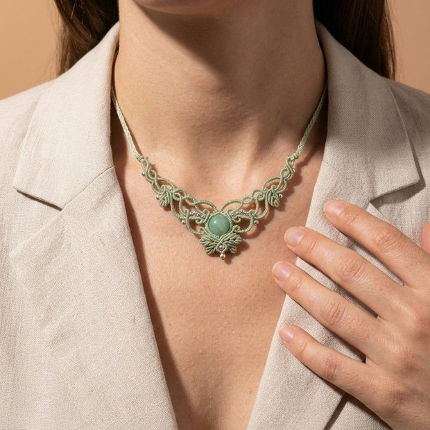Colier delicat frunze micromacrame cu jad