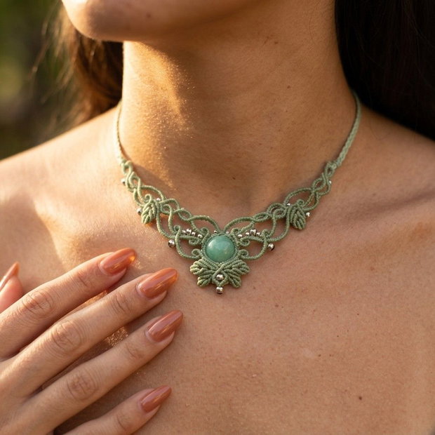 Colier delicat frunze micromacrame cu jad