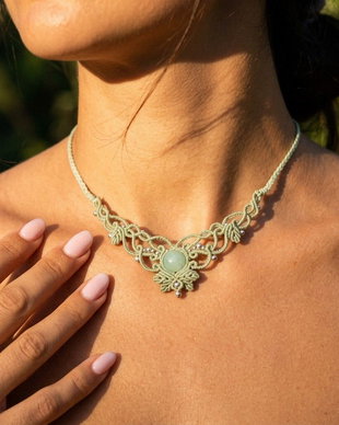 Colier delicat frunze micromacrame cu jad