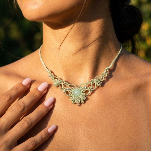 Colier delicat frunze micromacrame cu jad