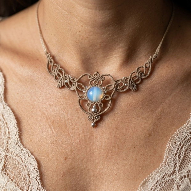 Colier delicat frunze micromacrame cu opal