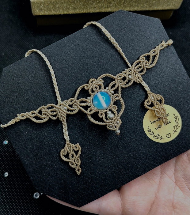 Colier delicat frunze micromacrame cu opal