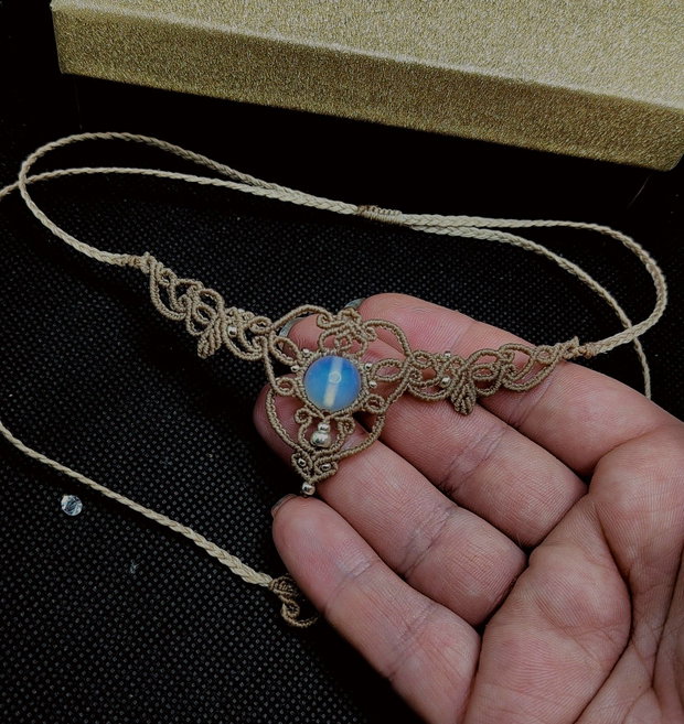 Colier delicat frunze micromacrame cu opal