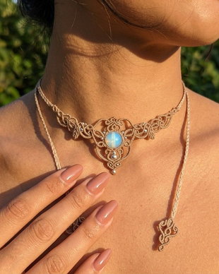 Colier delicat frunze micromacrame cu opal