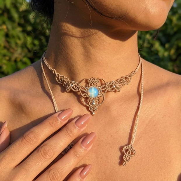 Colier delicat frunze micromacrame cu opal
