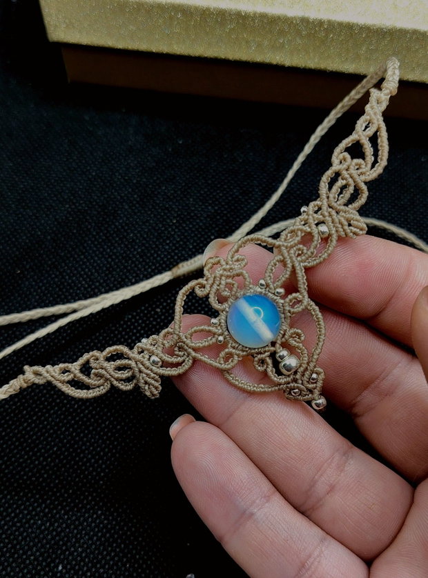 Colier delicat frunze micromacrame cu opal