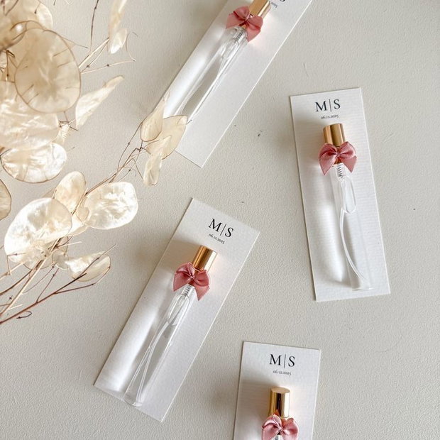 Mărturii parfum personalizate cu cartonaș și fundiță nuntă botez
