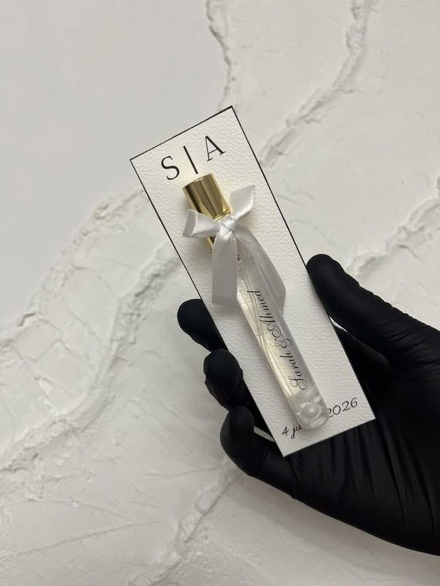 Mărturii parfum personalizate cu cartonaș și fundiță nuntă botez