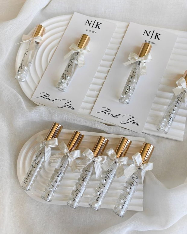 Mărturii parfum personalizate cu cartonaș și fundiță nuntă botez