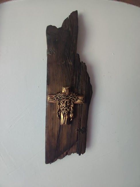 Crucea Mântuitorului pe lemn rustic, recuperat din apă