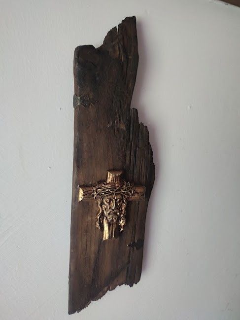 Crucea Mântuitorului pe lemn rustic, recuperat din apă