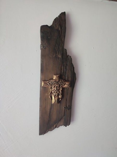 Crucea Mântuitorului pe lemn rustic, recuperat din apă