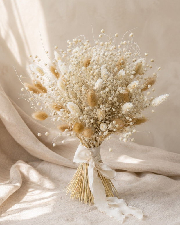 Buchet mireasă din flori uscate naturale, în nuanțe ivory și bej