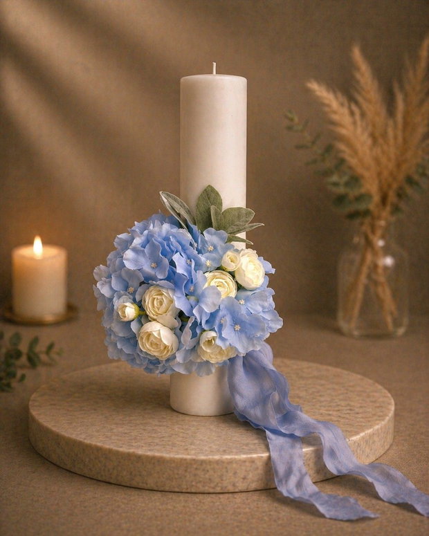 Lumânare cununie/botez cu hortensie bleu și ranunculus alb