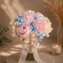 Buchet mireasă pastel cu trandafiri roz pal, hortensie bleu și crizanteme crem
