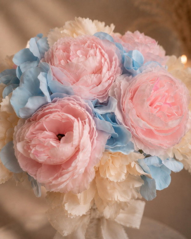 Buchet mireasă pastel cu trandafiri roz pal, hortensie bleu și crizanteme crem