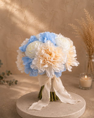 Buchet mireasă pastel cu bujori crem, trandafiri albi și hortensie bleu