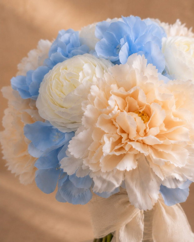 Buchet mireasă pastel cu bujori crem, trandafiri albi și hortensie bleu