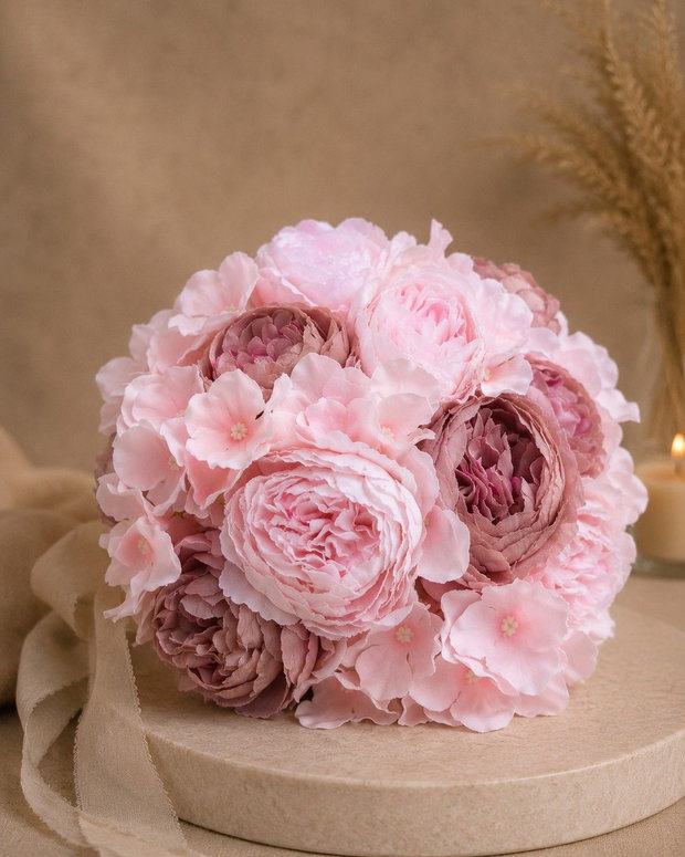 Buchet mireasă romantic roz pastel cu hortensie și trandafiri