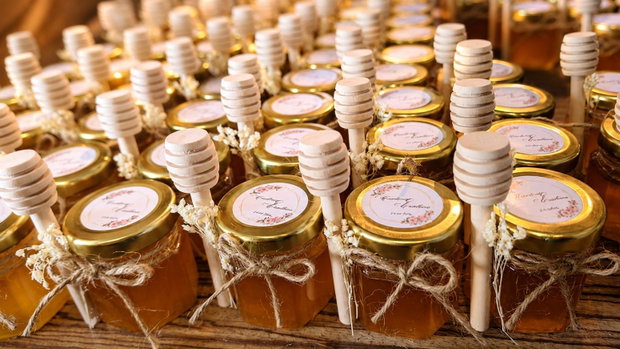 Mărturii nuntă cu miere naturală  borcănașe personalizate handmade pentru invitați