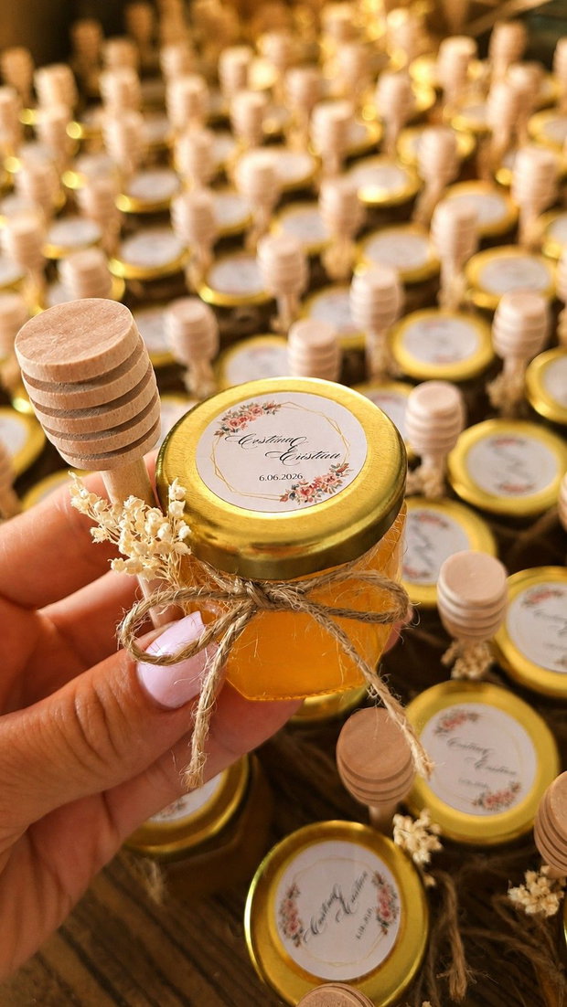 Mărturii nuntă cu miere naturală  borcănașe personalizate handmade pentru invitați