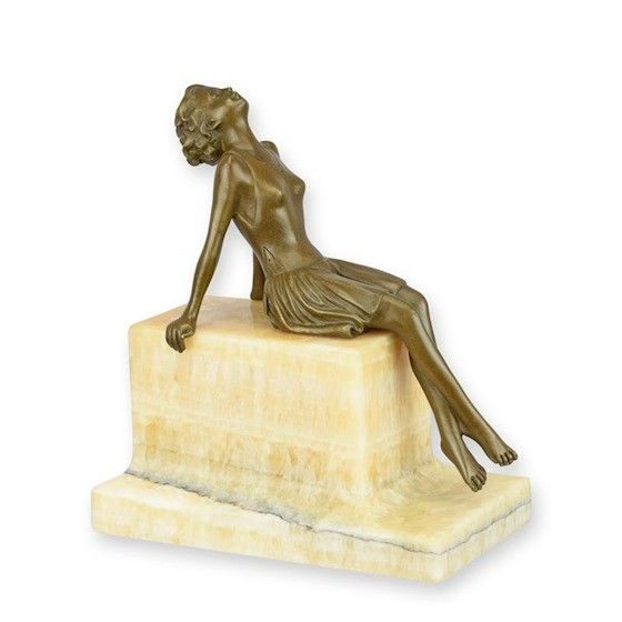Femeie la soare-statueta din bronz cu un soclu din marmura