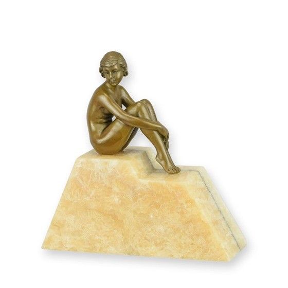 Nud asezat-statueta Art Deco din bronz cu un soclu din marmura