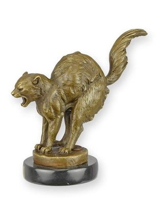 Pisica speriata-statueta din bronz cu un soclu din marmura
