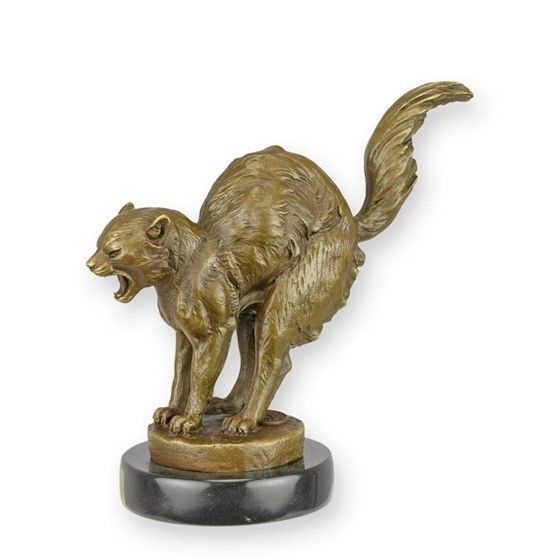 Pisica speriata-statueta din bronz cu un soclu din marmura